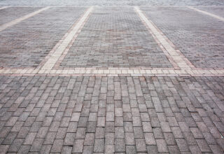 Klinkerbestrating parkeerterrein zonder terreinverlichting is volgens advocaat-generaal geen gebouw
